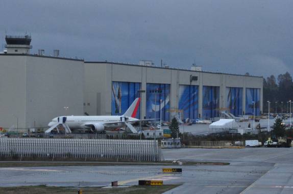 O gigantesco prédio da fábrica da Boeing, 30 km ao norte de Seattle, no estado de Washington, nos Estados Unidos. Cada porta é do tamanho de um campo de futebol!
